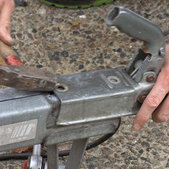 Tilhenger reparasjon: Her må vi slå litt med en hammer Tilhenger reparasjon: Her må vi slå litt med en hammer